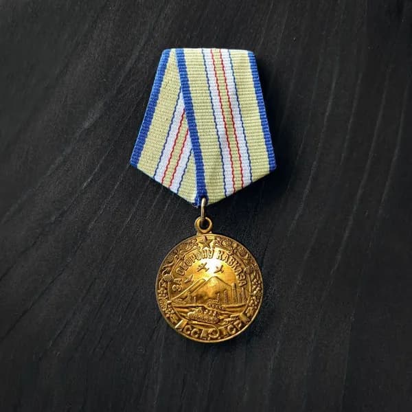 Советский значок "Оборона Севастополя"
