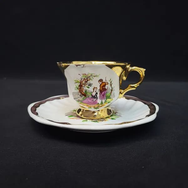 Чайная пара винтажная, СССР. Керамика, белая с позолотой и жанровым рисунком
