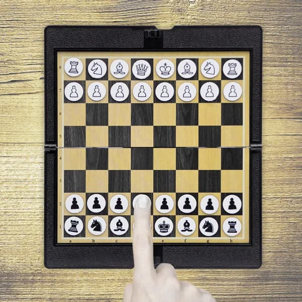 Игра в шахматы для взрослых и детей