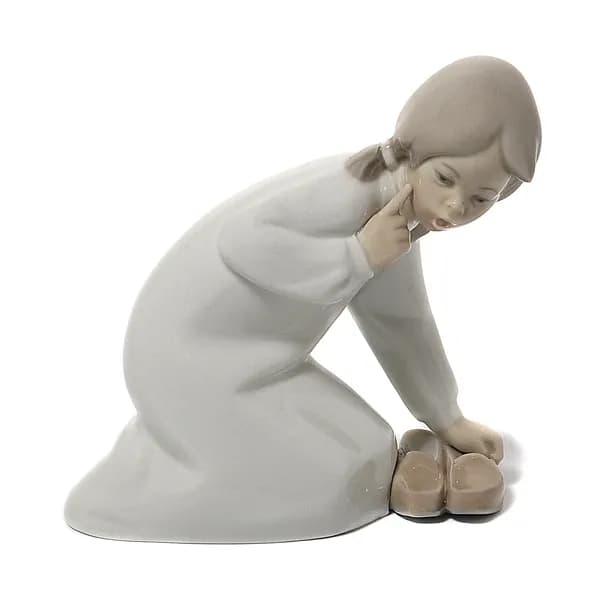 Фарфоровая фигура "Девочка с башмаками". Испания, Lladro.