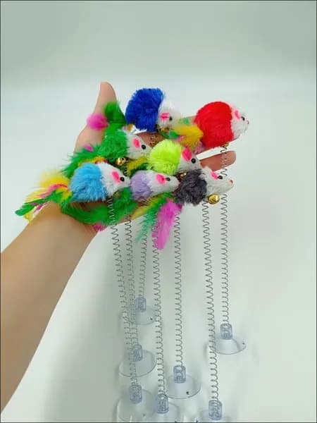 Игрушка мышка для кошек, котят и котов/ мышь с перьями и колокольчиком на присоске для животных/ интерактивная дразнилка разноцветная