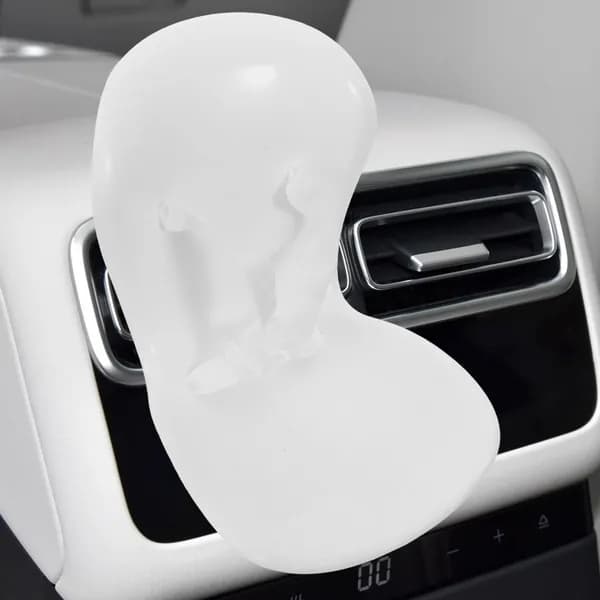 Автокресло для кукол из пластика белого цвета с мягкой отделкой для маленьких питомцев