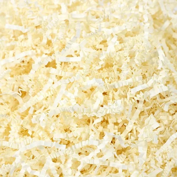 Подарочная коробка, наполненная измельченным бумажным шелком