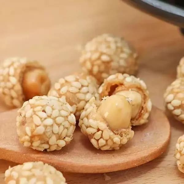 Снэк, пирожное с арахисом, кунжутом и бататом, готовое к употреблению
