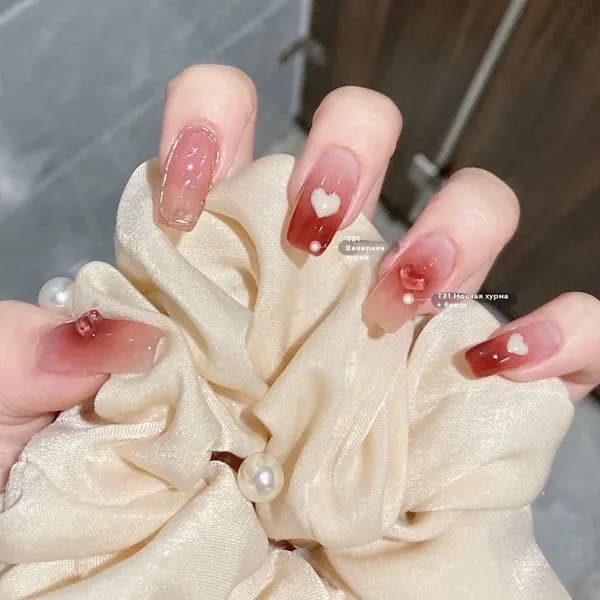 Лак для ногтей не запекается, не слезается и не имеет вкуса