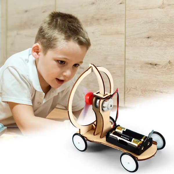 Научная игрушка для детей: деревянная модель ветрохода с мотором и DIY-раскраской