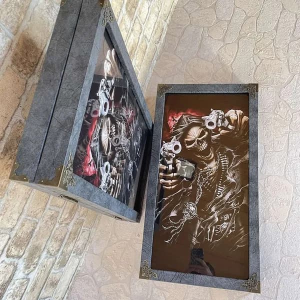 Нарды большие деревянные со стеклом с рисунком "Призрачный Гонщик", размер 60х60 см, подарочные нарды, обтянуты экокожей премиум класса, стеклянное игровое поле