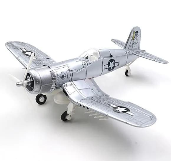 Сборная модель палубного истребителя Чанс-Воут F4U Корсар 1:48 ВВС США Серебро