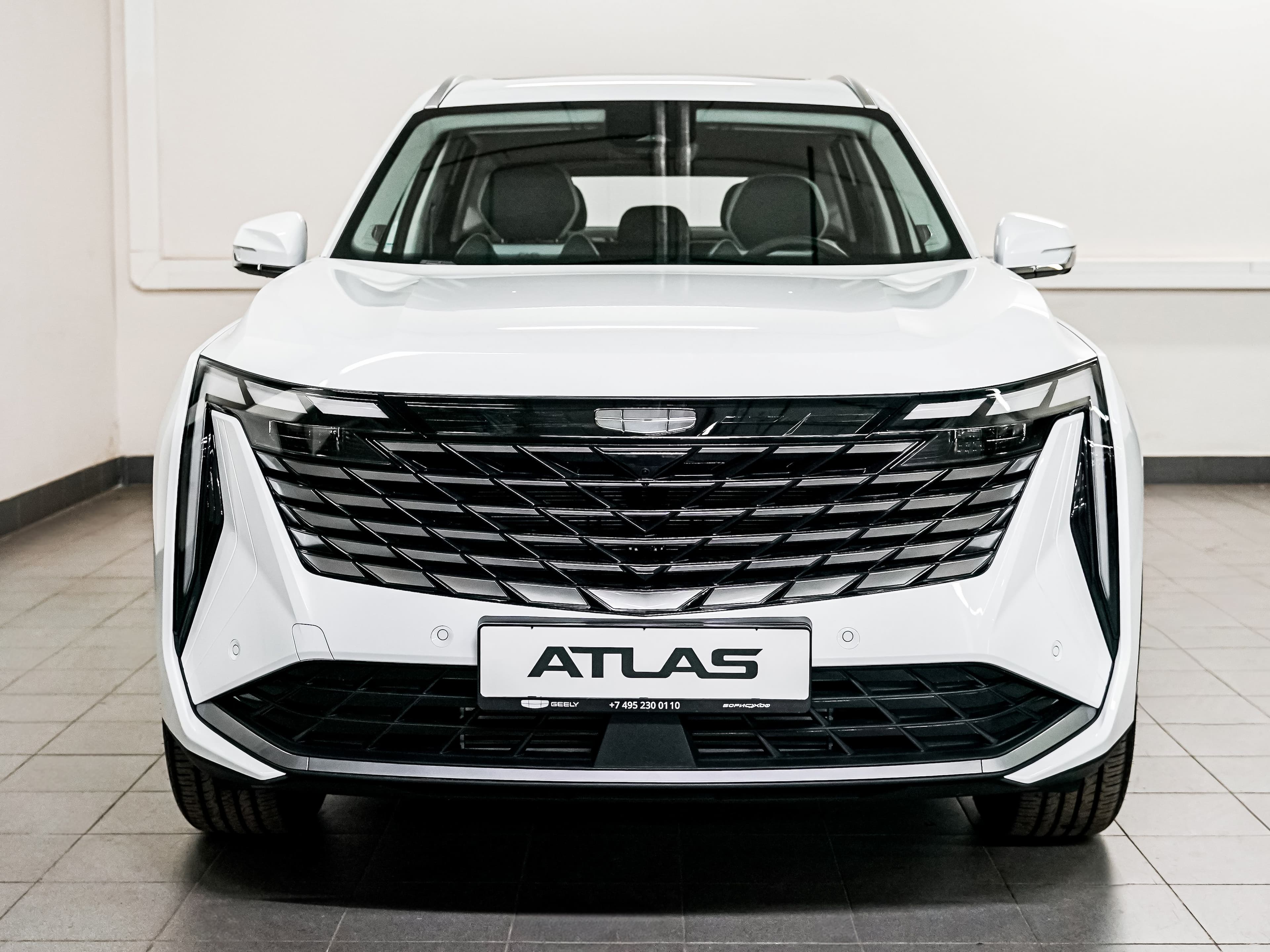 Автомобиль GEELY Новый Atlas Флагман 2.0T 8AT 4WD (200 л.с.) 2026 г Цвет кузова Белый, Салон Отделка интерьера и сидений тёмно-серой экокожей со светлыми вставками