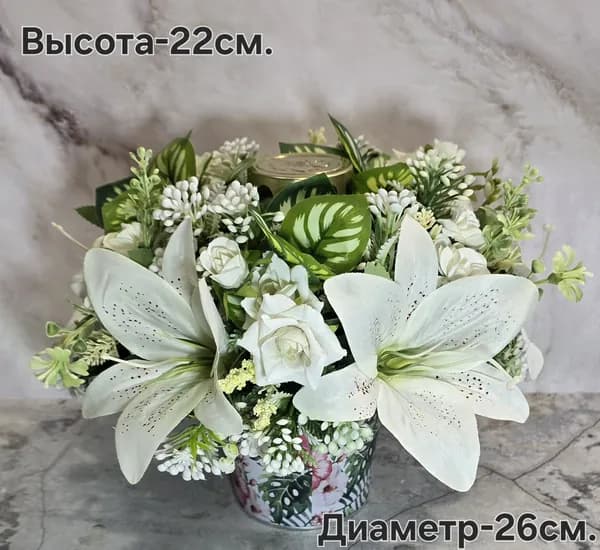 Полянка из искусственных цветов на кладбище. Траурная композиция с лампадой на кладбище.