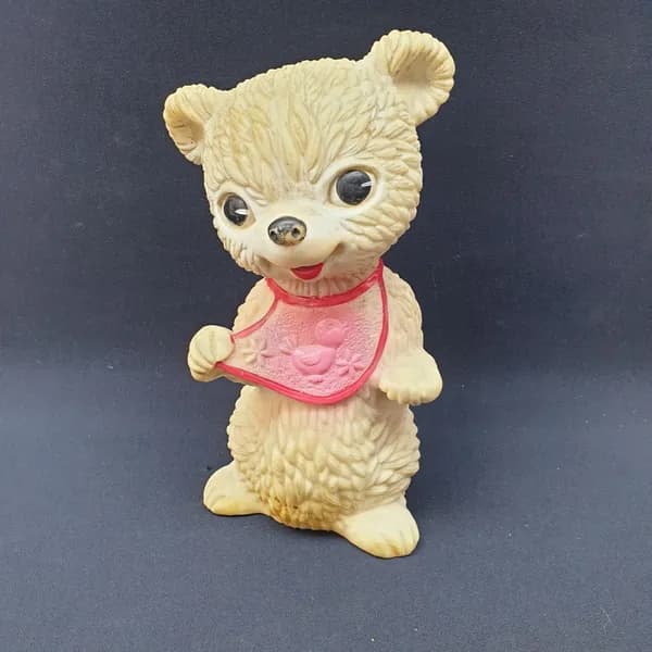 Игрушка винтажная, СССР. Пластмассовый медвежонок в розовом фартуке, высота 23 см