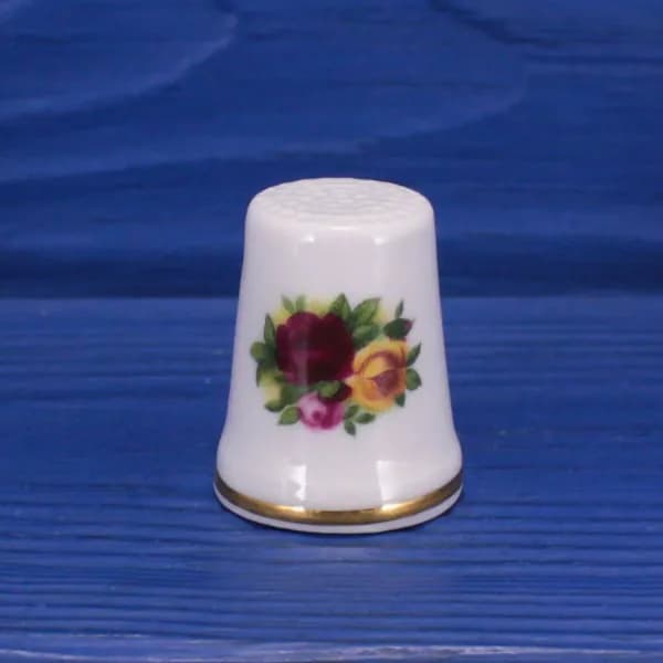 Коллекционный винтажный фарфоровый наперсток Old Country Roses от Royal Albert в оригинальной коробочке для Thimble Collectors Club. Англия, 1985 год