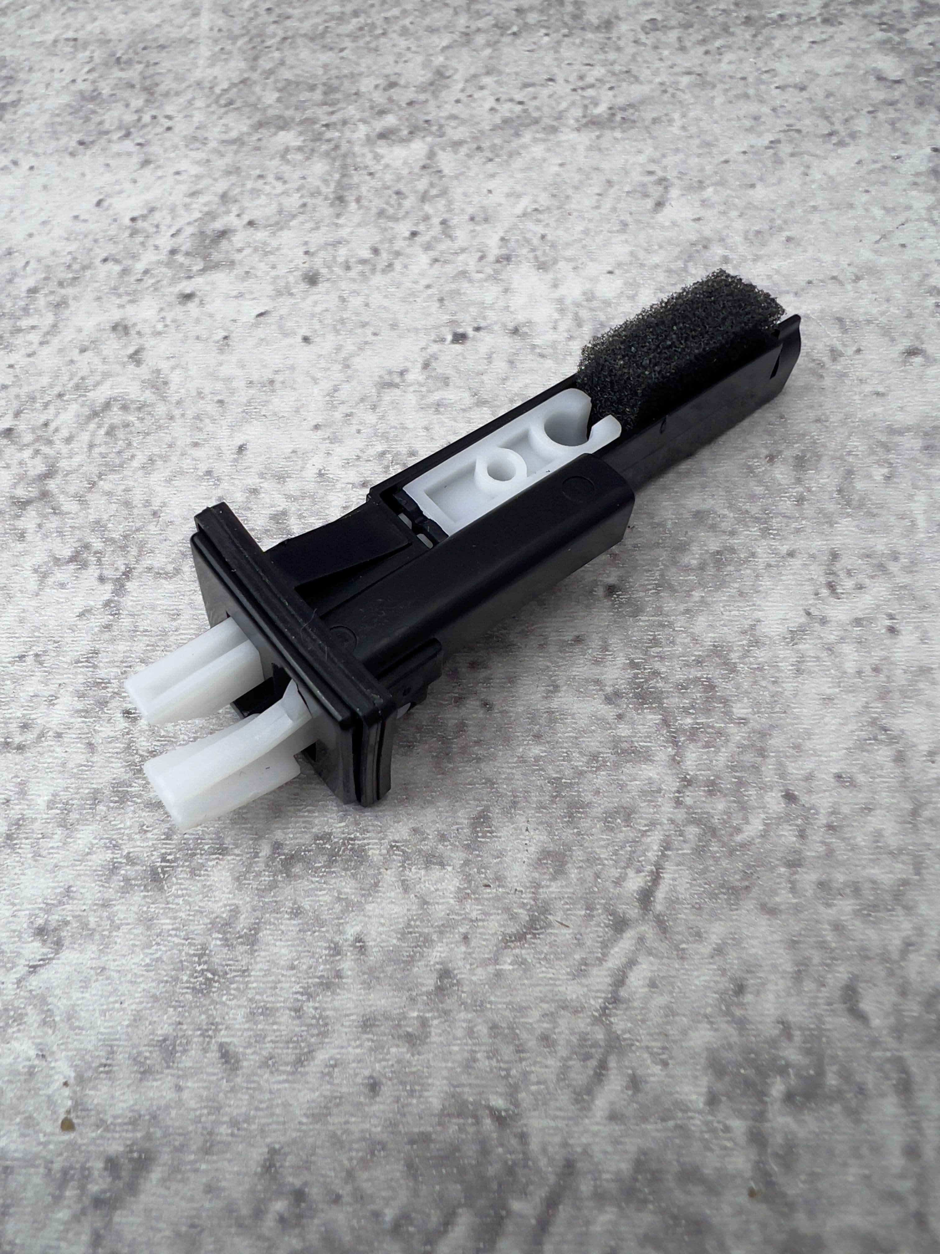 Замок лючка бензобака 788276143R. Для Renault Logan, Sandero, Duster, Terrano, Arkana, Captur