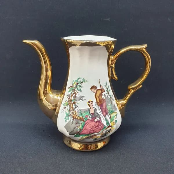 Кофейник винтажный, СССР. Фарфор с позолотой, декоративный рисунок в пасторальном стиле
