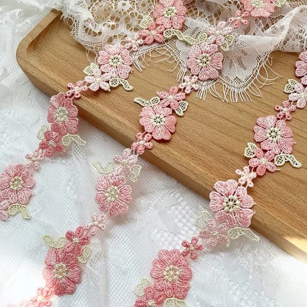 Кружево розовое с цветками роз и листьев, 3.6 см / 1 ярд