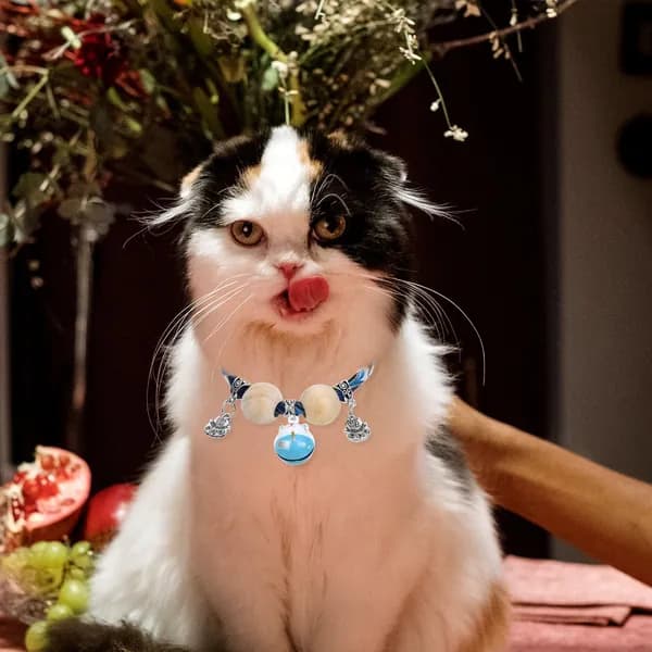 Синий хлопковый ошейник с деревянным украшением и звонком для кошек всех размеров