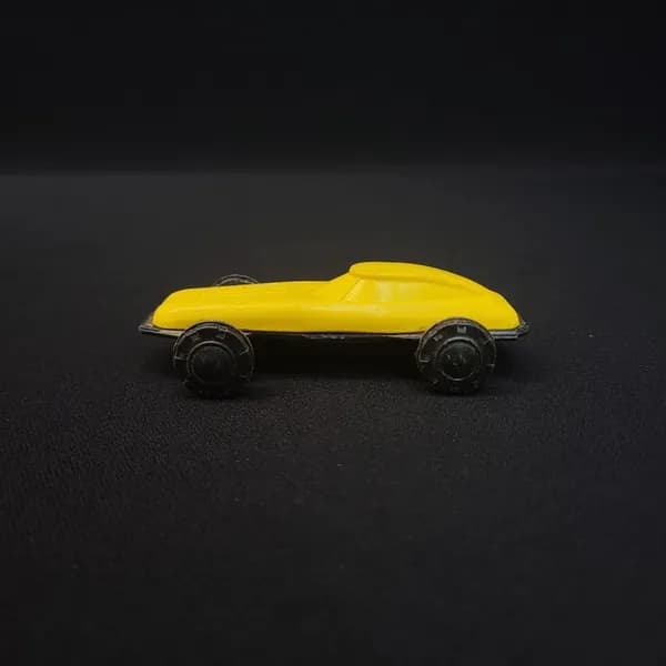 Машинка игрушечная винтажная, СССР. Пластмассовая гоночная модель на колесах, желтая