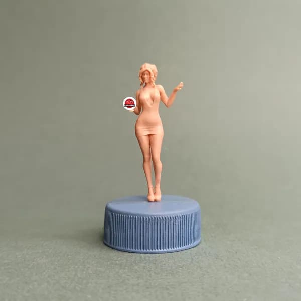 Шикарная женщина с бокалом вина. Фигурка в масштабе 1:43.