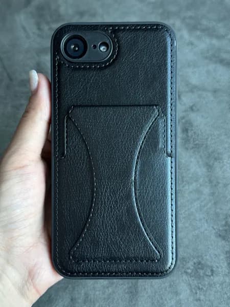 Чехол черный на iPhone 16 E с карманом, и с подставкой, и с креплением к магнитным держателям.