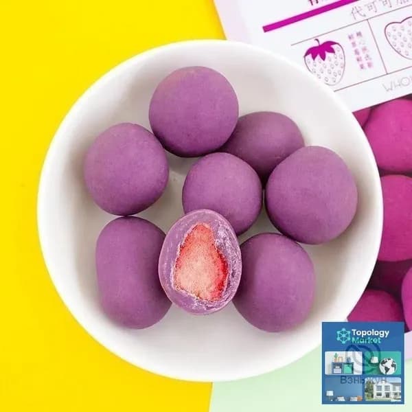 Замороженная смесь из цельных ягод клубники с начинкой из шоколада, молока и зеленого чая, в упаковке 60 г.