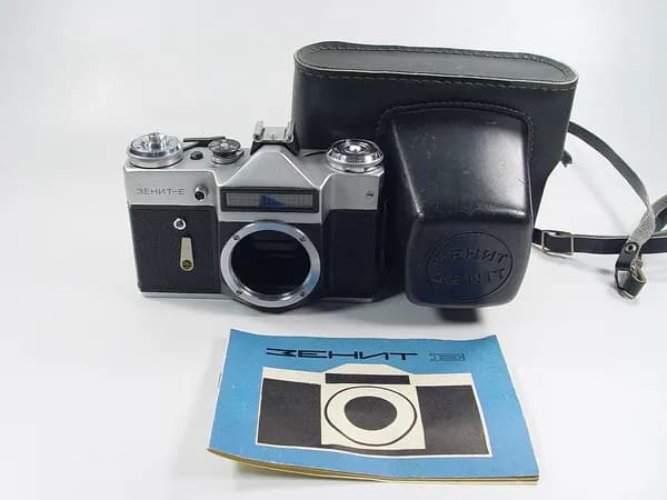 Фотоаппарат советский старинный Зенит-Е. Отличное состояние, СССР, 1984 г. Металл. Инструкция.