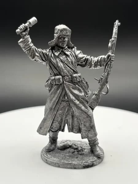 Оловянный солдатик Боец РККА в шинели с гранатой, 1942-43гг. СССР