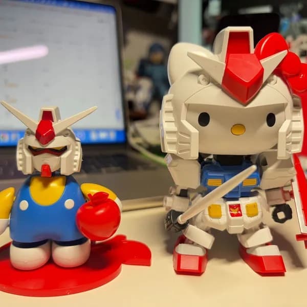 2 штуки модельных игрушек