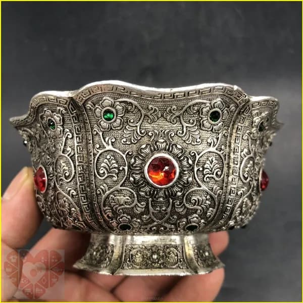 Цветущие, богатые и инкрустированные драгоценными камнями Старинная серебряная чаша, коллекция 1933 года