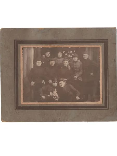 Винтажное групповое фото красноармейцев в будёновках (1920 1930 гг.)