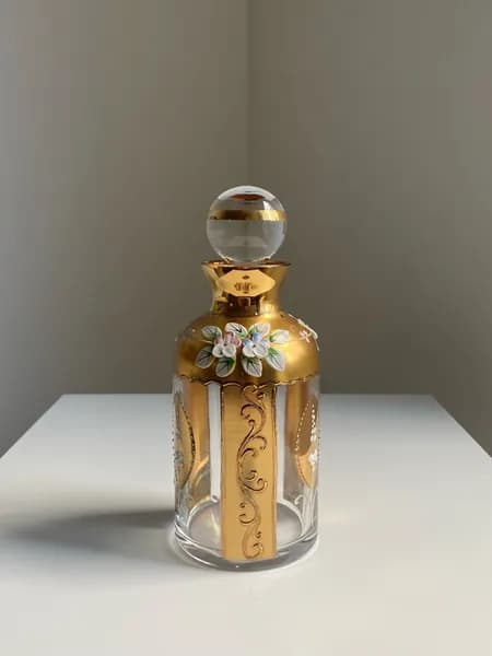 Флакон для духов "Цветы" Богемия. Чехословакия. Позолота. Ручная работа. Высота: 17 см.