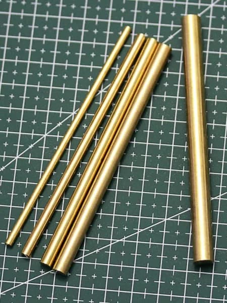 Цельный латунный стержень H62 длиной 10 см.