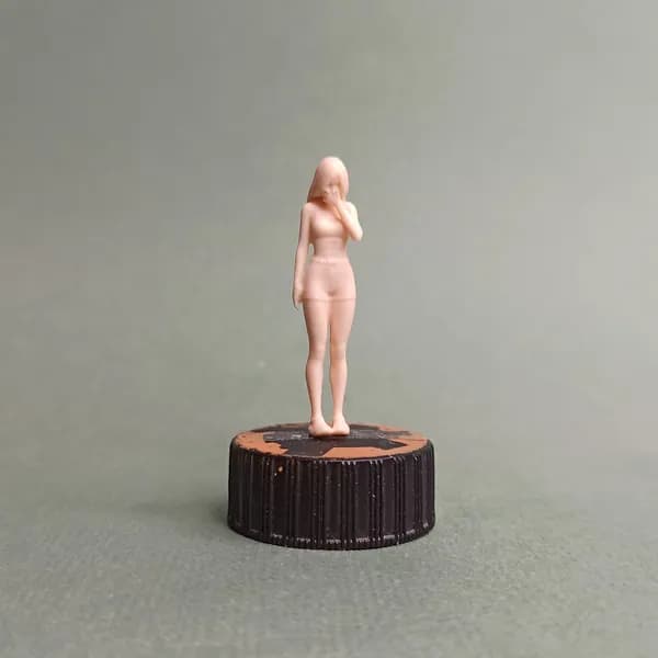 То ли плачет, то ли смеётся. Фигурка в масштабе 1/43.
