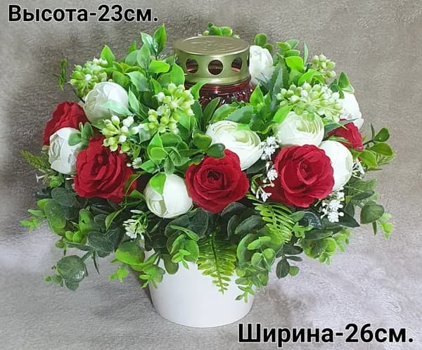 Полянка из искусственных цветов на кладбище.Траурная композиция с лампадой на кладбище