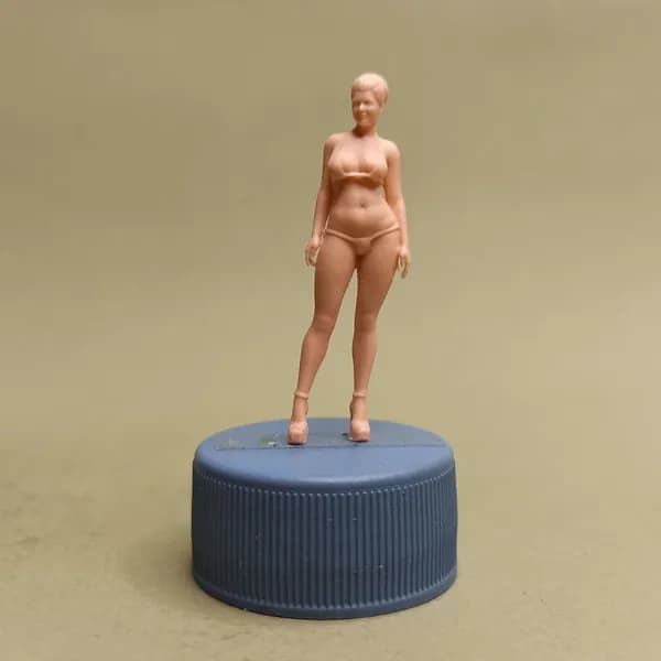 Фотомодель в теле. Фигурка в масштабе 1:43.