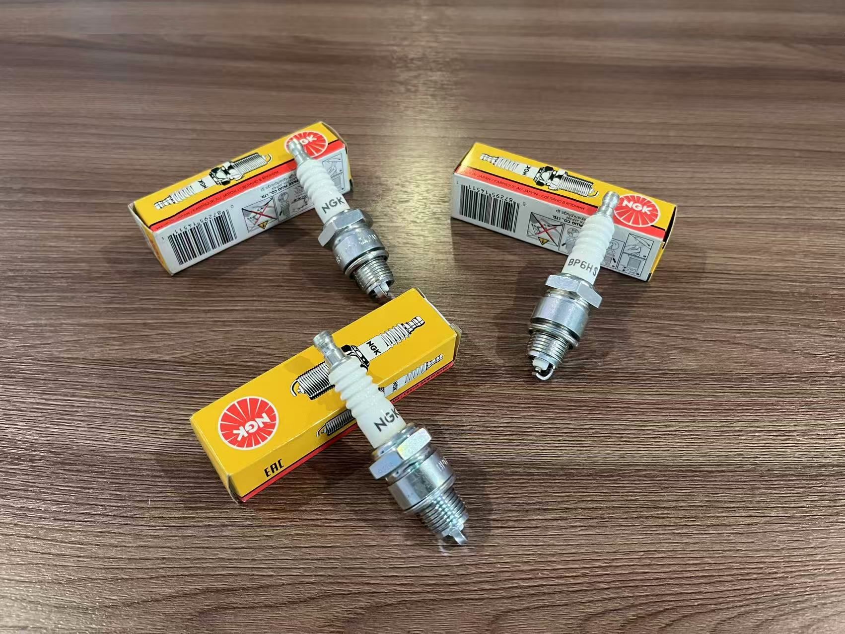 Свеча зажигания NGK BP6HS для триммера, мотоцикла, скутера, мопеда и др., арт. 4511