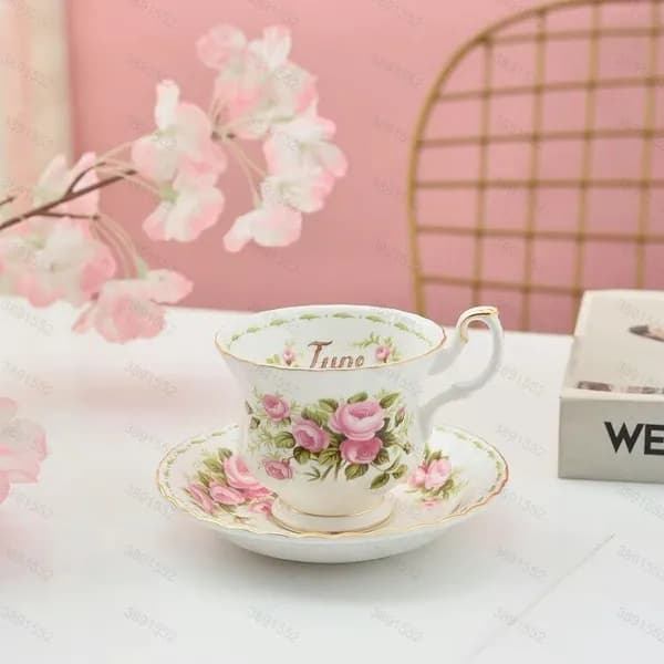 Чайная пара Royal Albert. Серия "Цветок месяца". Англия. Костяной фарфор. Клеймо 70-е гг. Сузуран в мае
