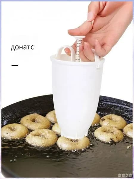 Аппарат для пончиков аппарат для пончиков; электрическая пончиковница; мини-фабрика пончиков; автомат для жарки пончиков; прибор для выпечки пончиков;автоматический нагрев; антипригарное покрытие; регулировка температуры; таймер приготовления; съемные формы; компактный размер, белый