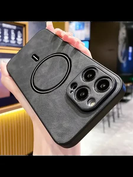 Черный магнитный чехол для iPhone 15
