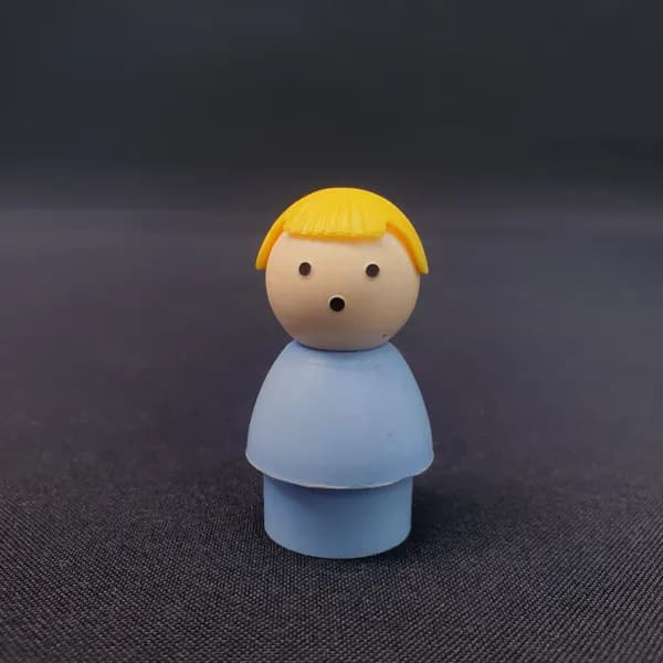 Винтажная игрушка СССР. Пластиковая фигурка мальчик в голубой одежде, миниатюрная кукла