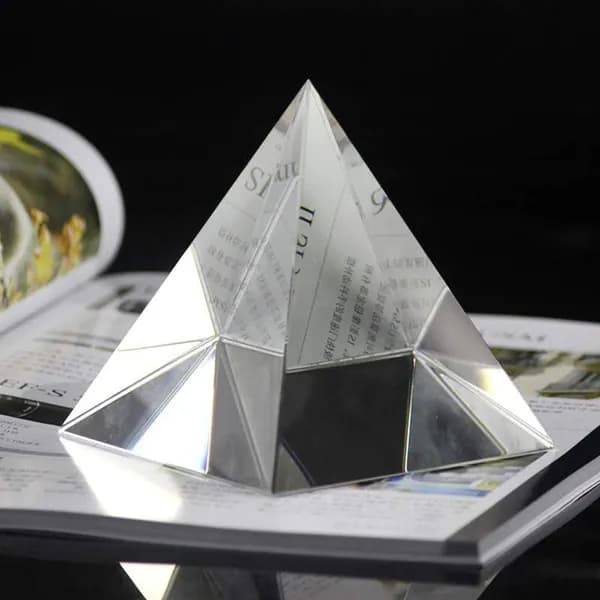 Кофейная четырёхгранная оптическая пирамида из стекла 40 мм для декора стола
