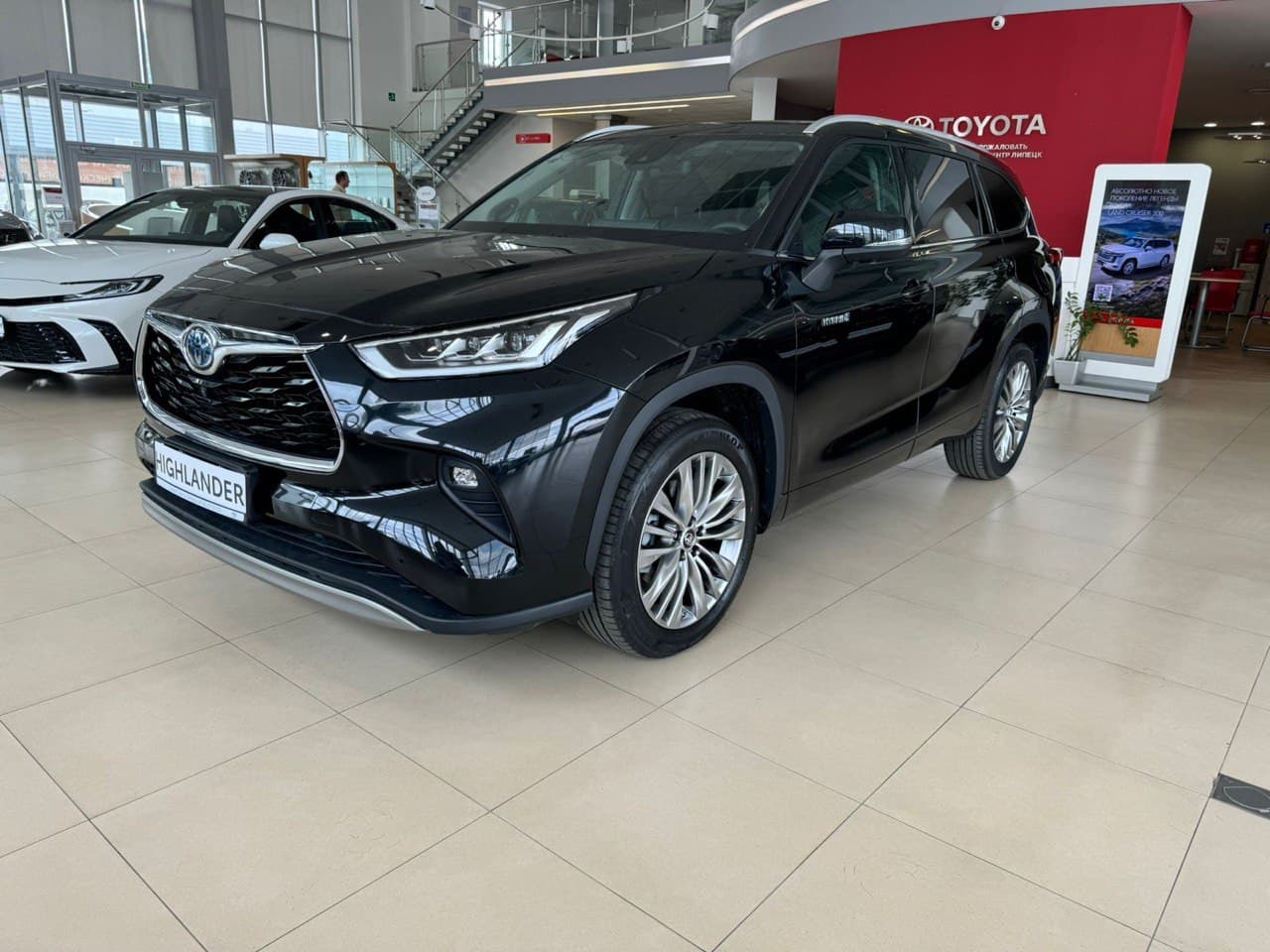 Toyota Highlander Автомобиль 2.5 л CVT, Хэтчбек 5 дв. Premium Черный металлик