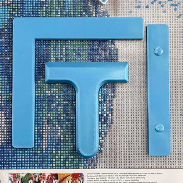 Линейка для алмазной вышивки в комплекте из трёх элементов: L-образная, T-образная и магнитная направляющая