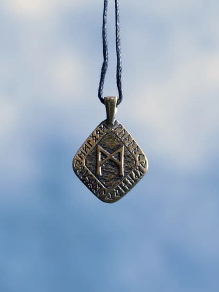 Руна Манназ, амулет гармонии и саморазвития