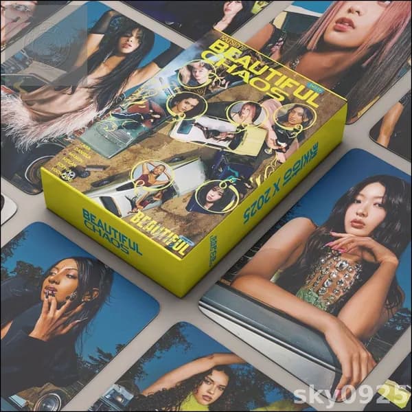Эксклюзивный комплект из 55 карт KATSEYE LOMO для альбома BEAUTIFUL CHAOS дополнен плакатом и коллекционными фото
