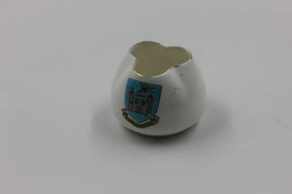 Фарфоровая миниатюра для коллекции. Ваза. Англич. "Герб". Высота 4 см