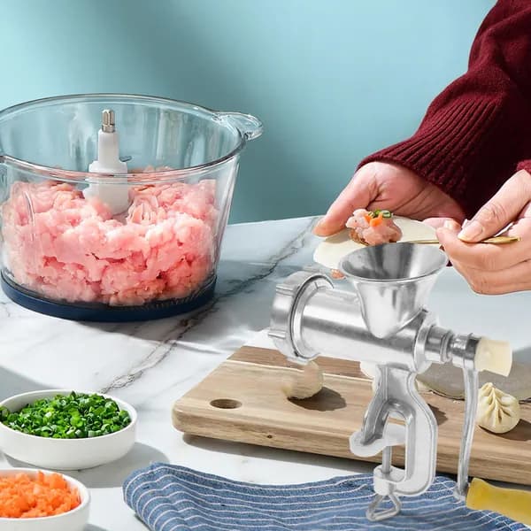 Серебристая алюминиевая ручная мясорубка для фарша и колбасного производства на кухне