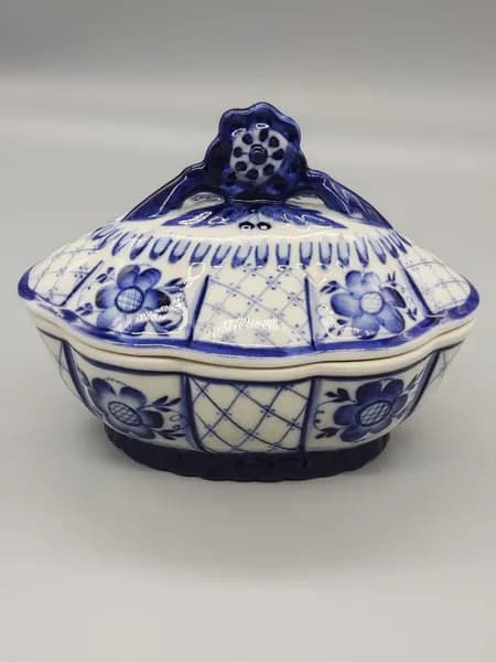 Сахарница малая, шкатулка (ёмкость для хранения), Цветок на крышке ручная роспись. Клеймо ЗАО Объединение Гжель,1980-90гг. Объем 150мл.