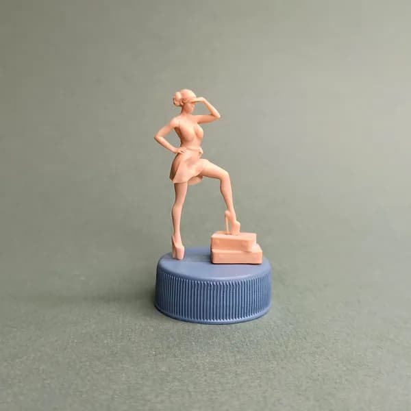 Девушка с чемоданами. Модель в масштабе 1/43