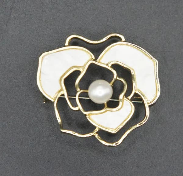 Брошь "Цветок". Металл. перламутр. Китай, 2024-2025 (Размер: 35х30х10 мм)