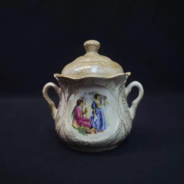 Сахарница винтажная, СССР. Керамика с крышкой, декор с жанровой сценой в романтическом стиле